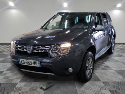 la photo d'une voiture grise garée dans un garage