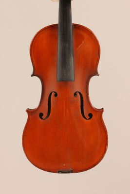 un vieux violon avec un archet sur fond blanc