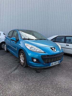 une voiture bleue garée sur un parking à côté d'une voiture blanche