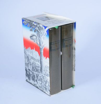 deux livres posés dans une boîte sur une surface blanche