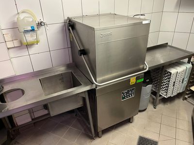 une cuisine équipée d'un évier et d'un lave-vaisselle