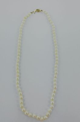 Collier de perles le fermoir or.