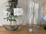 deux vases posés sur une étagère à côté d'un globe terrestre