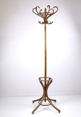 une image représentant un porte-manteau surmonté d'une patère