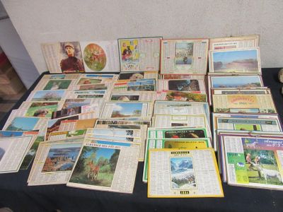 une table sur laquelle sont posés tout un tas de livres et de photos