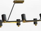 un lustre noir et doré suspendu au plafond
