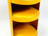 une table jaune surmontée de trois étagères