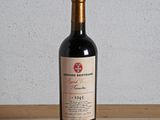 une bouteille de vin rouge posée sur une table en bois