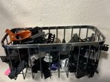 un panier en métal rempli d'objets divers posé sur un comptoir