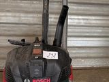 un aspirateur posé par terre devant la porte d'un garage