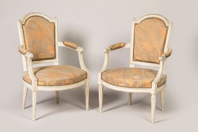 paire de fauteuils peints de style louis xvi