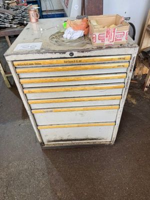 une image d'un établi dans un garage