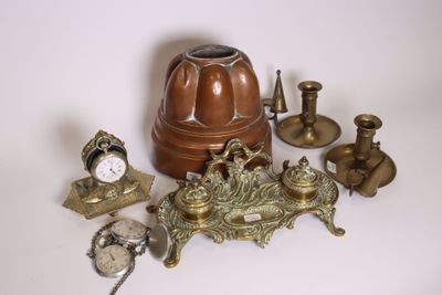 un grand nombre d'objets anciens posés sur une table