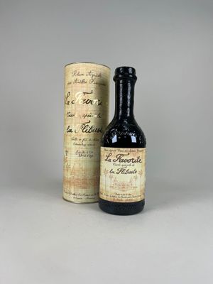 une bouteille de vin à côté d'une bouteille de vin