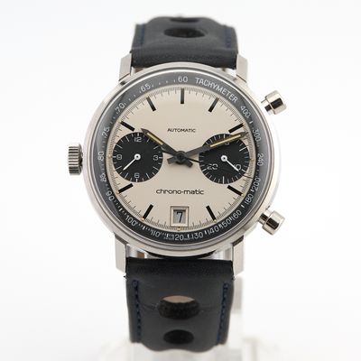 gros plan d'une montre-bracelet sur une surface blanche