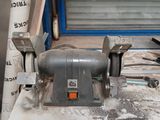 une machine posée sur une table