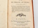 un livre ouvert avec l'image d'un oiseau dessus