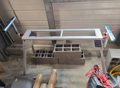 une photo d'un établi en cours de construction