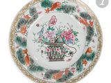 une assiette décorée d'une cage à oiseaux et de fleurs