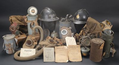une photo montrant un ensemble de vieux masques à gaz et d'autres objets