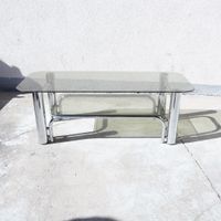 Table basse à structure tubulaire en métal chromé ; deux pla…