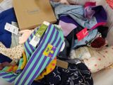 un panier rempli de vêtements posé sur le sol
