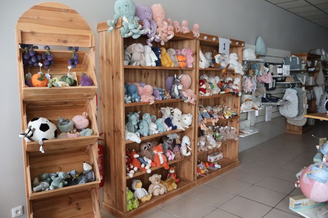 Stock d’articles de puériculture, peluches, jouets bébé, textiles...