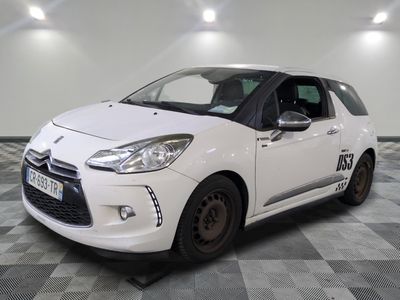 une photo d'une voiture Citrole blanche garée dans un garage
