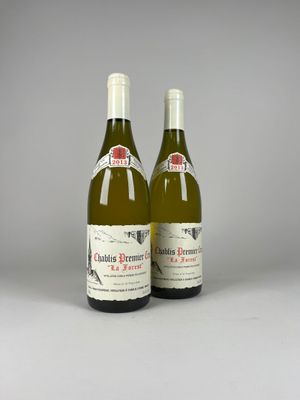 deux bouteilles de vin posées l'une à côté de l'autre sur une table