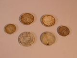 six types de pièces différents posés sur une surface blanche
