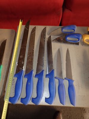 un grand nombre d'outils posés sur une table