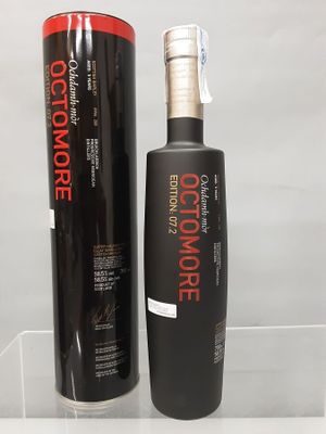 une bouteille d'huile de coco à côté d'un tube d'huile de coco