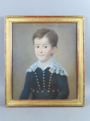 portrait d'un jeune garçon vêtu d'une robe bleue à col blanc