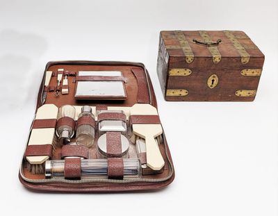 Lot comprenant un petit coffre et un nécessaire de toilettes…