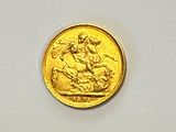 une pièce d'or avec l'image d'un homme à cheval