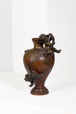 Auguste MOREAU (1834-1917) Vase en bronze à patine brune nua…