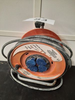 un gros plan d'un tuyau orange et bleu posé sur une surface noire