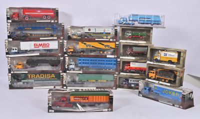 beaucoup de petits trains et de petits camions dans une vitrine