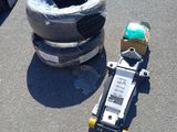 un skateboard posé par terre à côté d'un pneu