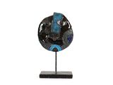une photo d'une sculpture bleue et noire posée sur un socle