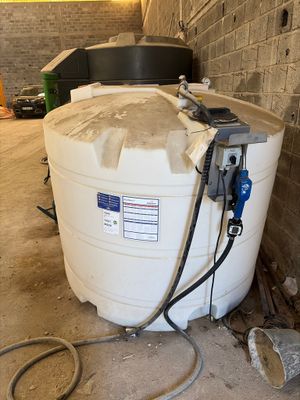 un réservoir muni d'un tuyau, dans un garage