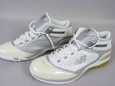 une paire de chaussures posée sur une table