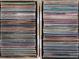deux cartons remplis de nombreux disques de toutes les couleurs