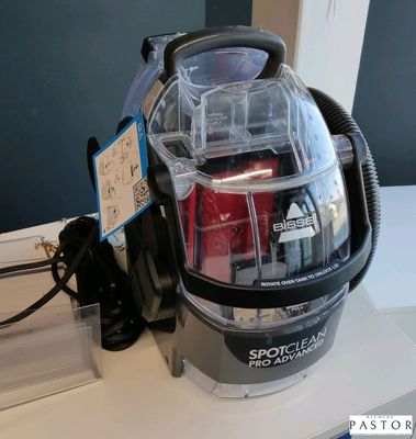 un aspirateur posé sur un plan de travail