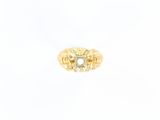 Gros plan sur une bague en or ornée d'un diamant
