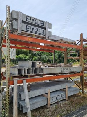 un tas de parpaings empilés les uns sur les autres