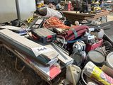 un tas de bric-à-brac dans un entrepôt, avec un réfrigérateur et d'autres objets