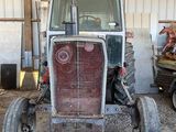 un tracteur garé à l'intérieur d'un bâtiment