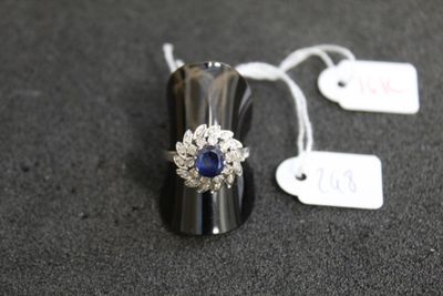 une bague en argent sertie d'une pierre bleue et sur laquelle est accrochée une étiquette de prix