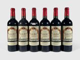 six bouteilles de vin rouge alignées sur une surface blanche